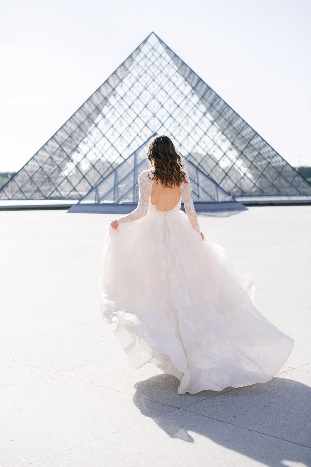 Mariée avec un bouquet de fleurs à la main pour osn mariage à Paris